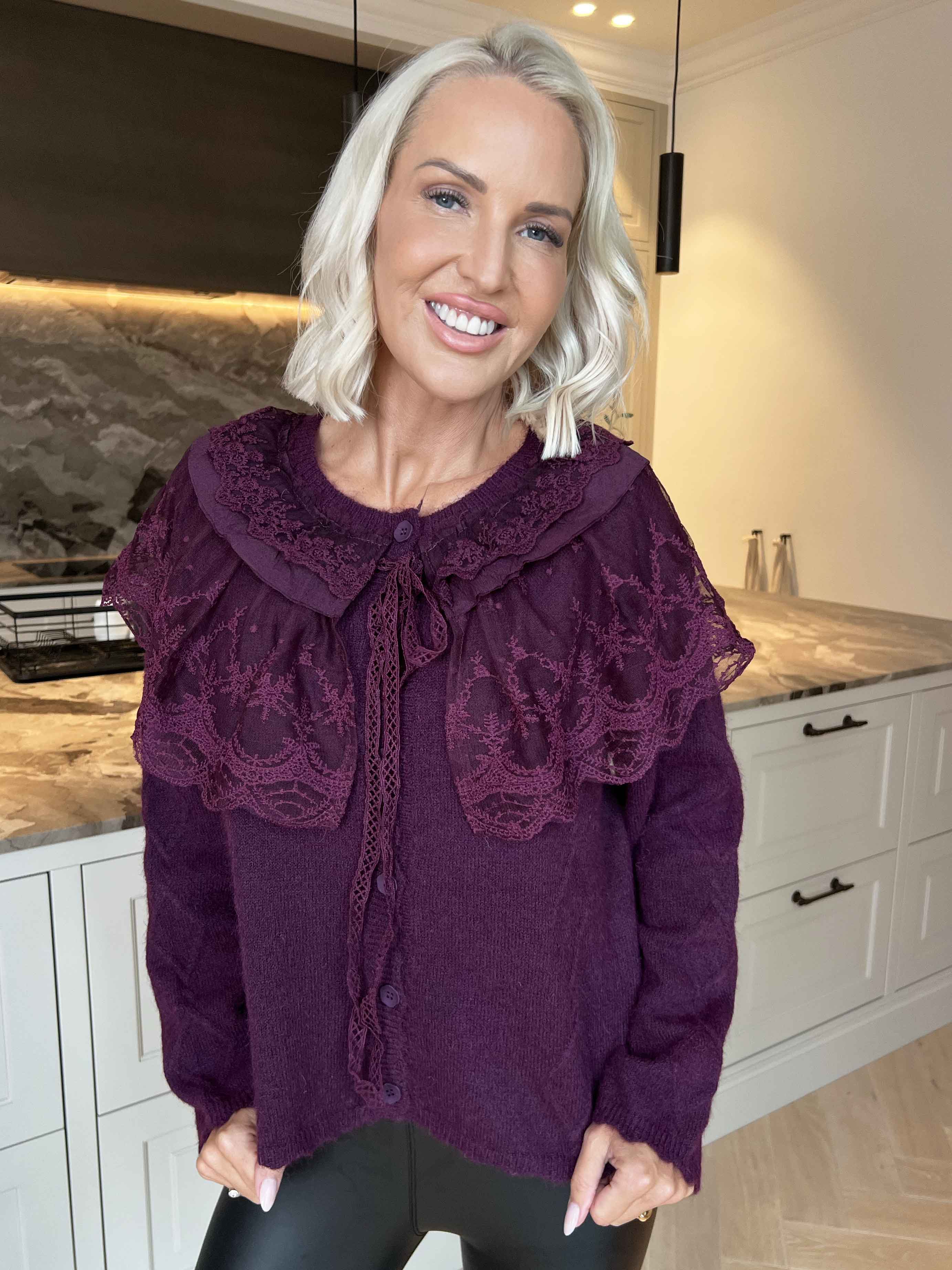 Bologna - Feminin strikcardigan med fine flæse- og blondedetaljer